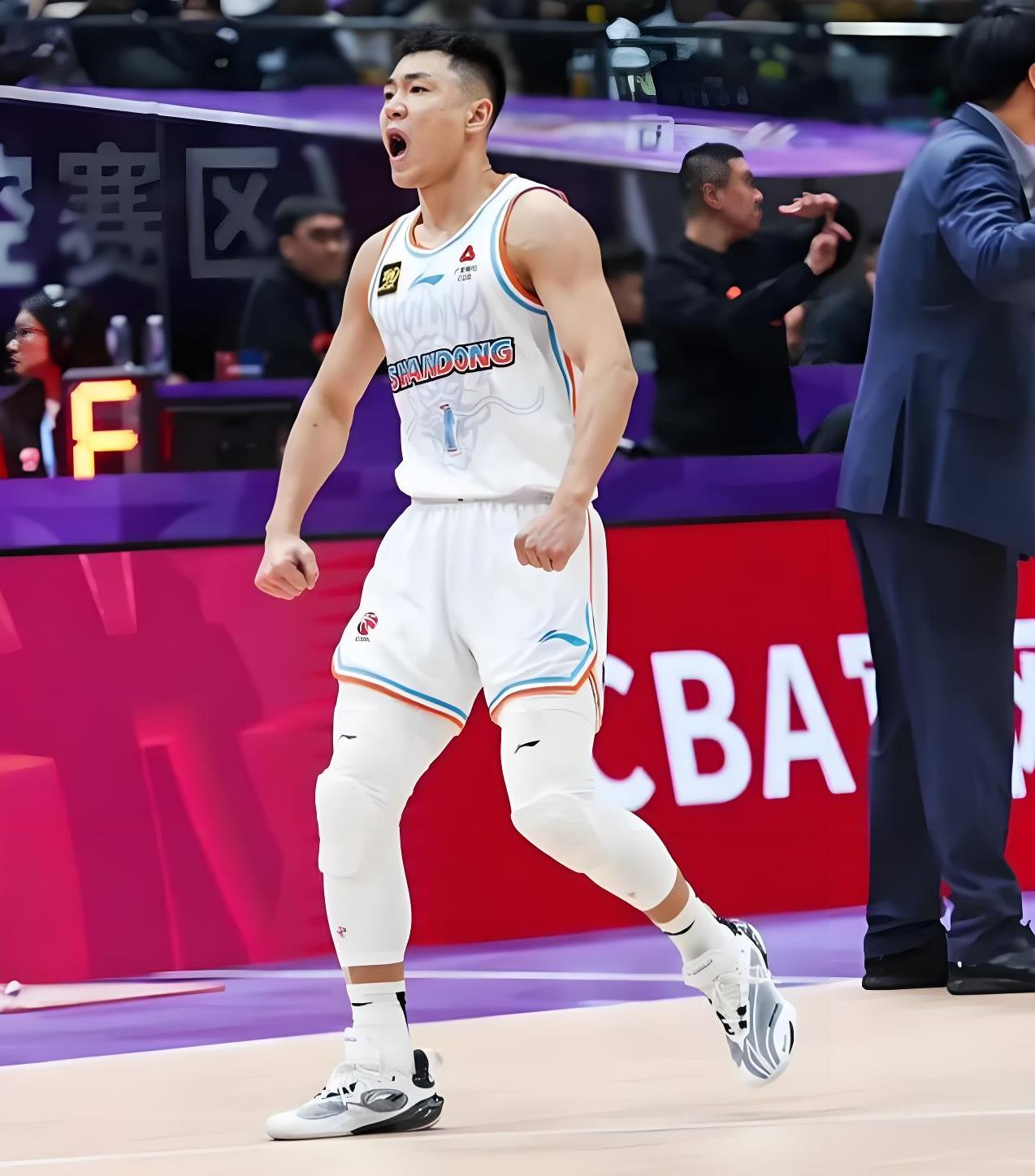 包含赛地聚焦——全明星赛今晚热度飙升，山东男篮篮板制胜，质疑声仍在，阵容厚度经受考验的词条