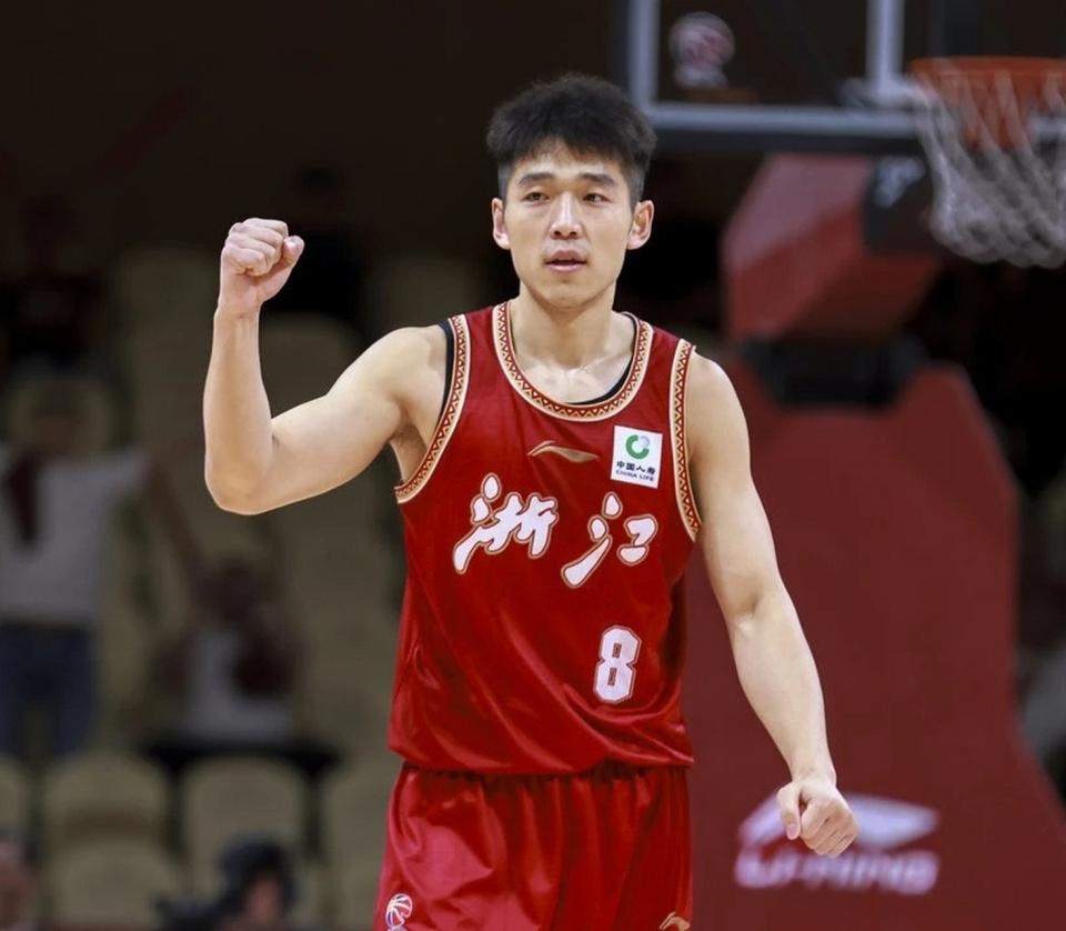 清晨体能课后，塞维利亚远射贴柱备战CBA常规赛，质疑声仍在，团队化学反应显著(体能测试促进cba俱乐部训练)