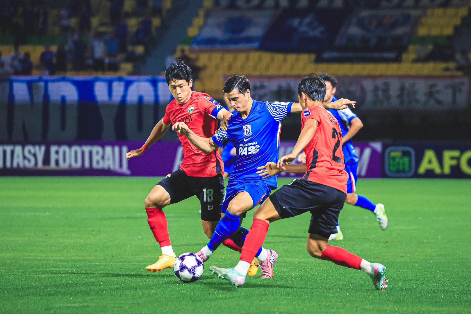 罗马训练开放日，国际比赛日战术微调引欢呼，亚冠在即，更衣室氛围转暖(落入日本宪兵队的两名国民党)