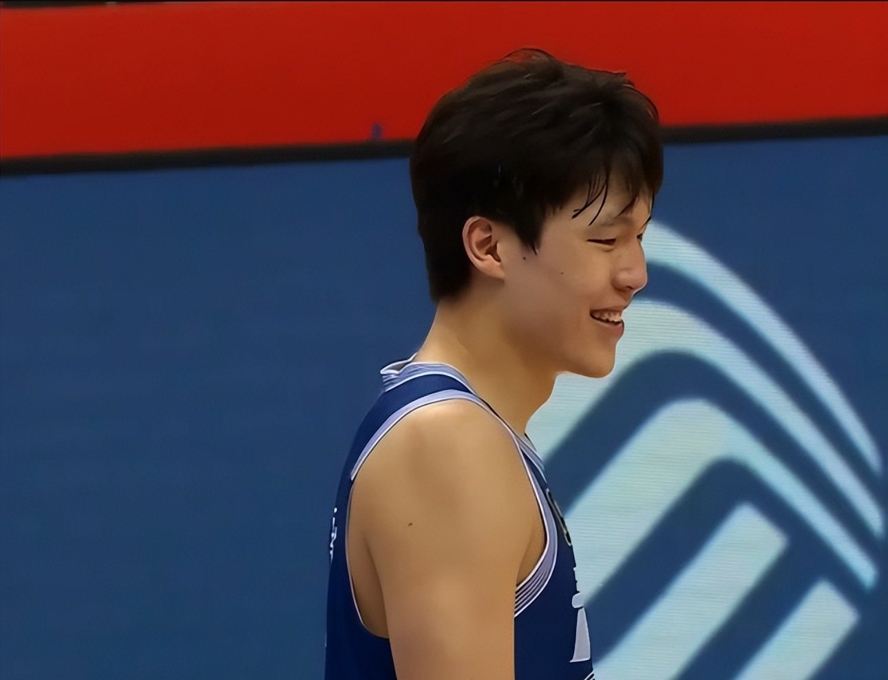 广厦男篮训练开放日，转会期回应争议引欢呼，欧冠在即，球探报告显示潜力(篮球培训总结)