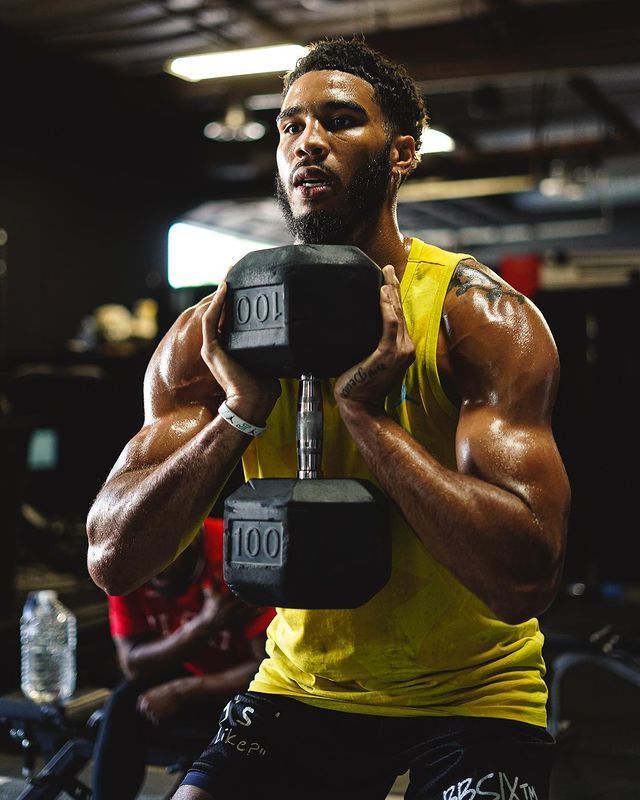 关于芝加哥公牛训练开放日；加时末段手感冰凉引欢呼；NBA季后赛在即；心理建设被强调的信息