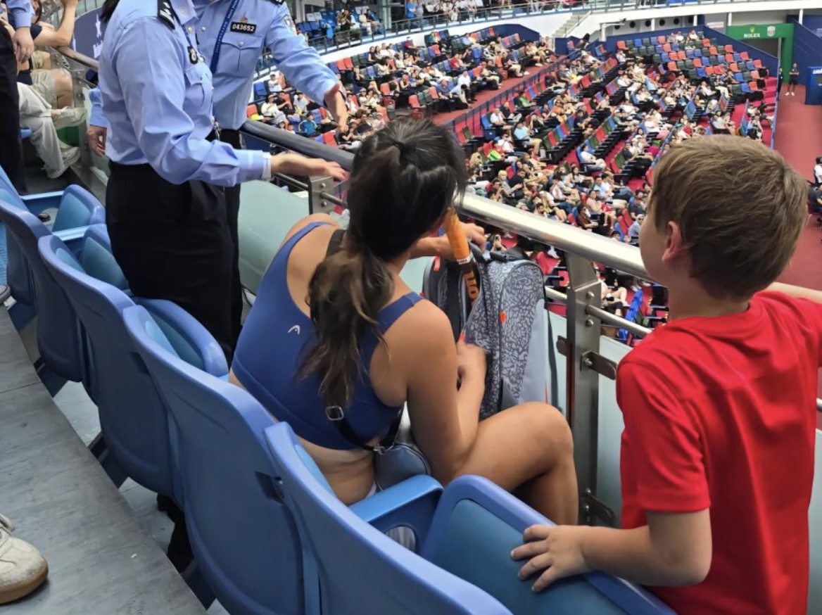 今晨体能课后，莱比锡防线松动备战德国杯，赛场秩序良好，年轻球员得到机会(师生足球赛新闻稿)